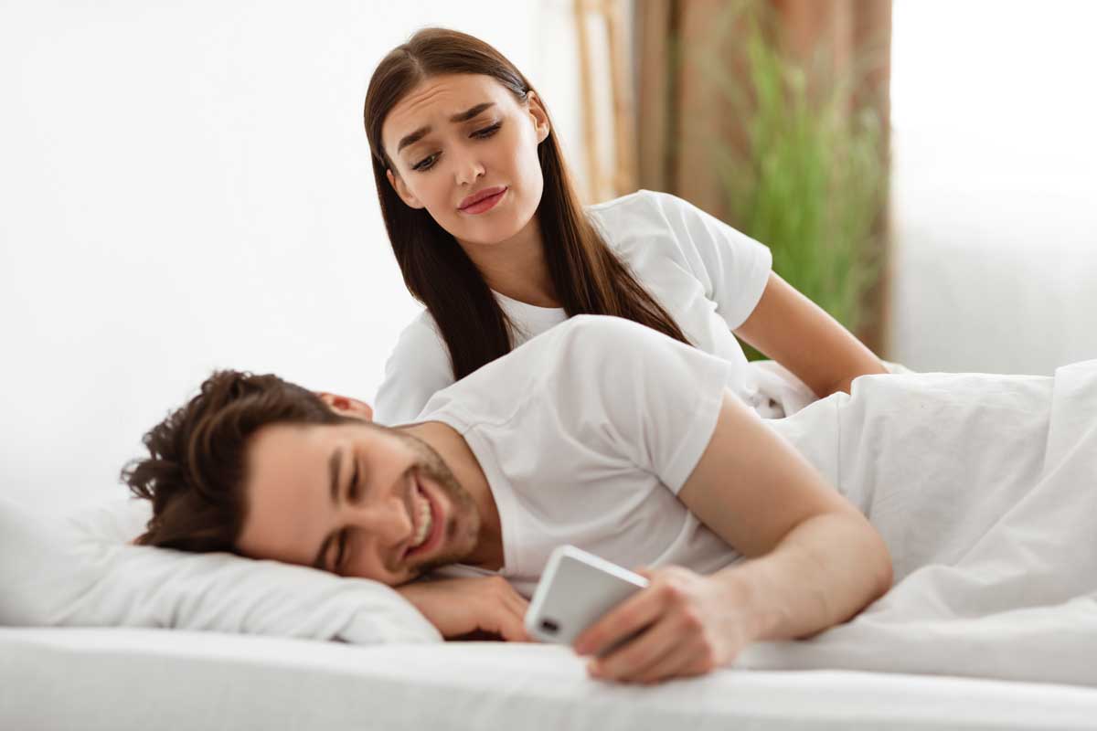 jealous wife peeking at husband 39 s phone suspec